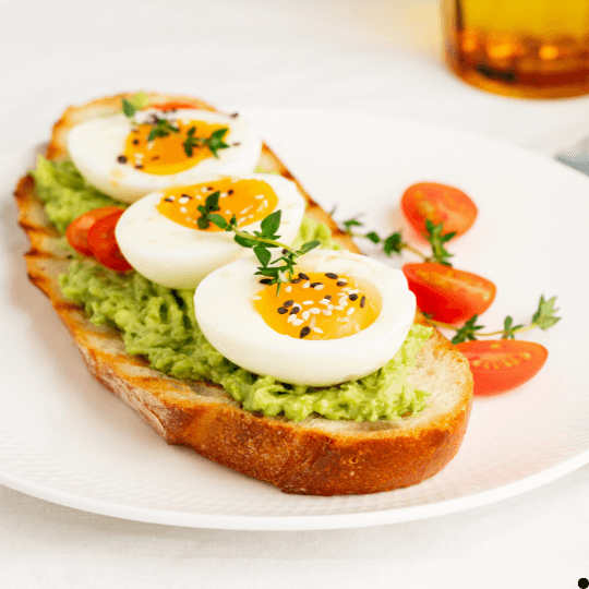 Pâine prăjită cu ouă fierte și avocado