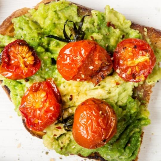 Rețetă de Post: Toast cu Avocado și Roșii Coapte